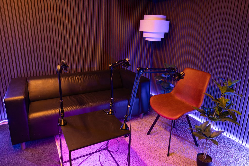 Podcaststudio Seinäjoella auttaa podcastin äänittämisessä ja tuotannossa